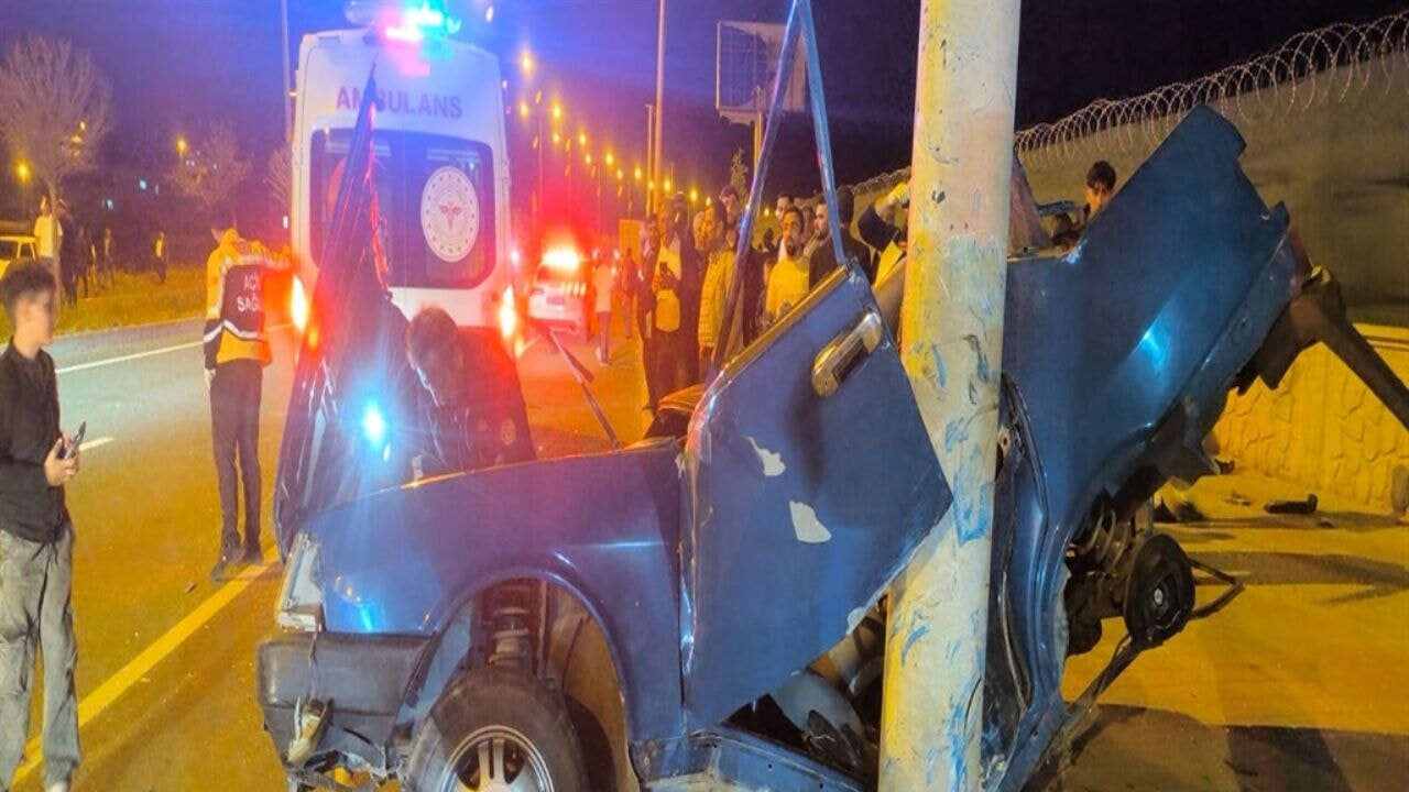 Tekerlekli teneke: Direğe çarpan aracın sürücüsü ağır yaralandı