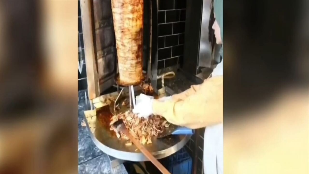 Pişmiş dönerin üzerine çiğ et eklerken yakalandılar