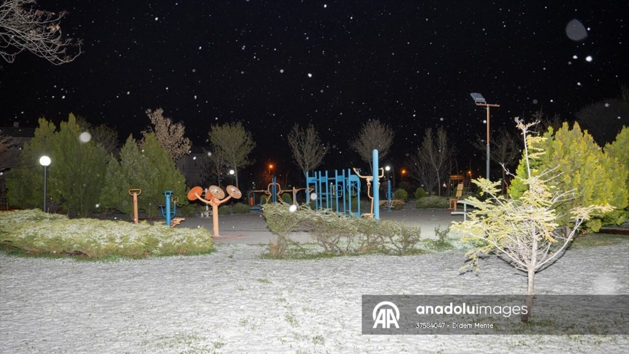 Ankara'da hava tersine döndü: Kar yağışı hayatı etkiledi