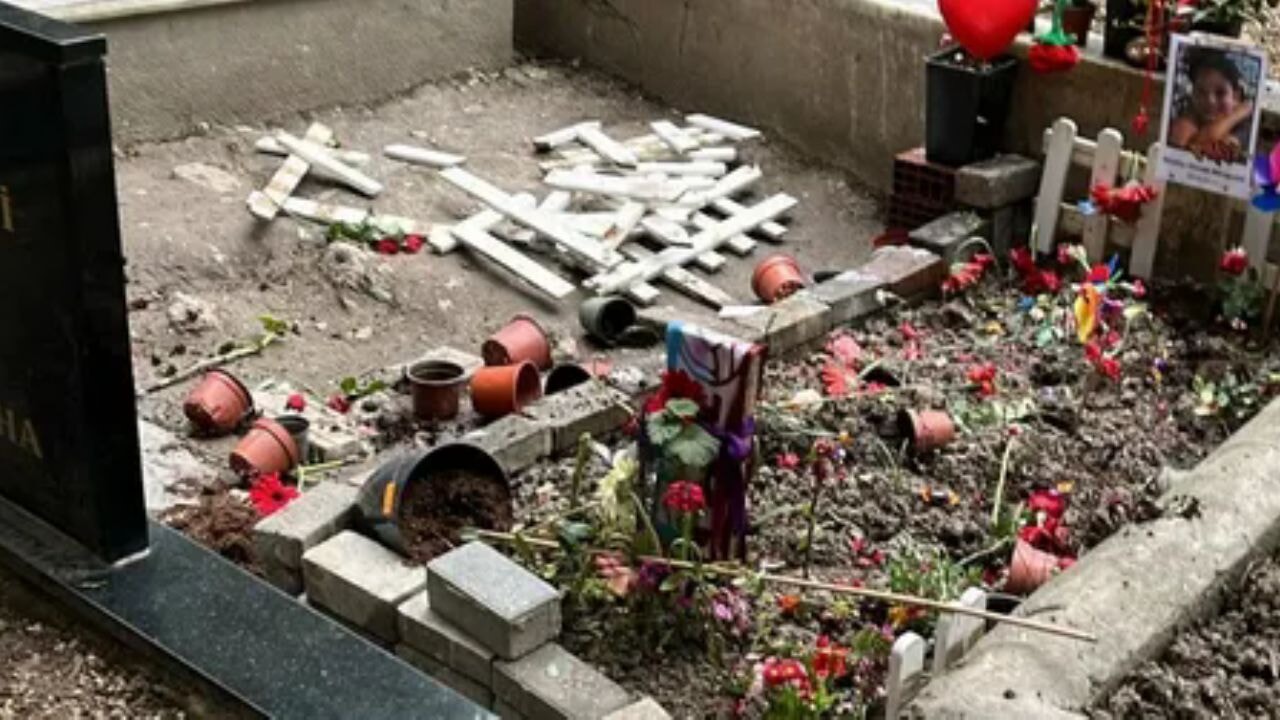Kadıköy'de bıçaklı saldırıda hayatını kaybeden Minguzzi'nin kabri tahrip edildi
