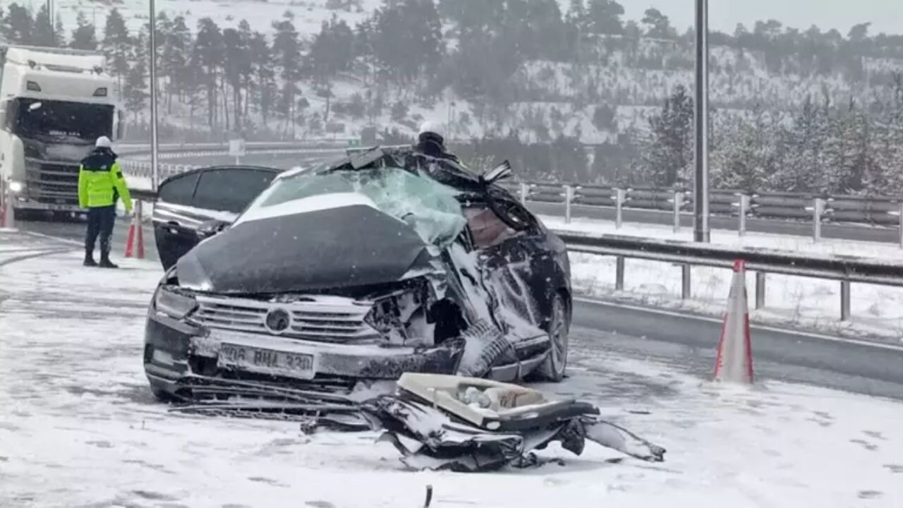 Cankurtaran'da buzlu yolda feci kaza: 1'i polis 2 can kaybı