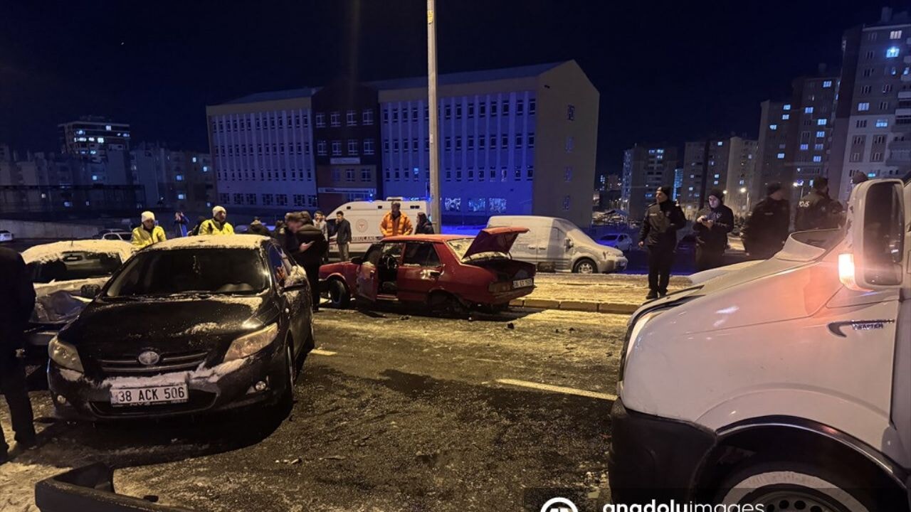 Kayseri'de 11 aracın karıştığı feci trafik kazası