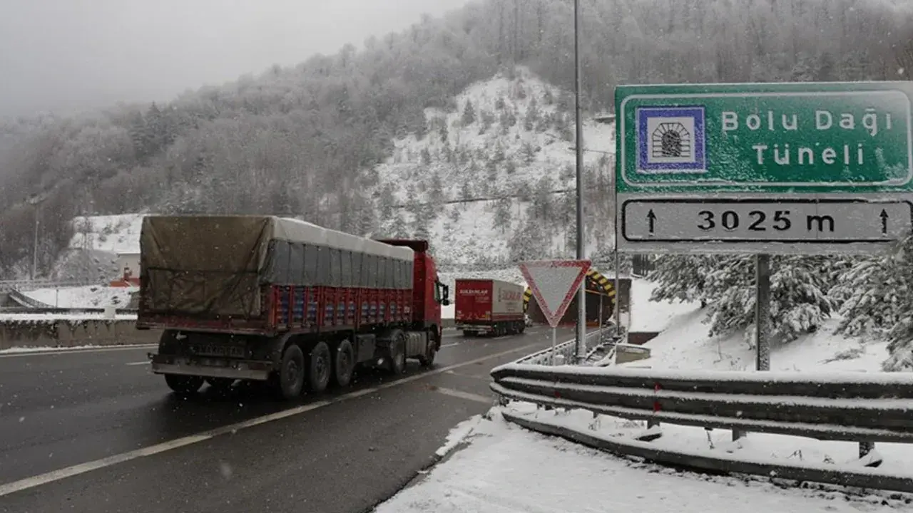 Bolu Dağı'nda kar yağışı etkili oluyor