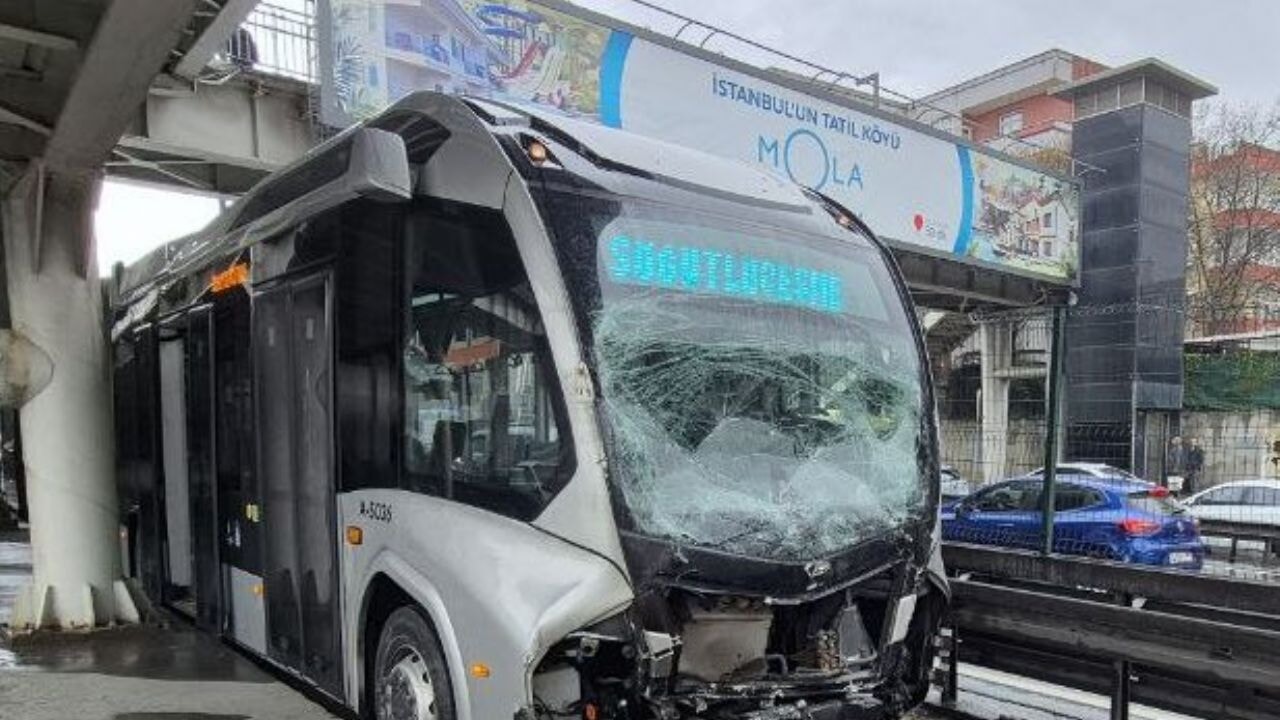 SON DAKİKA... İstanbul'da metrobüs kazası: 10 yaralı!