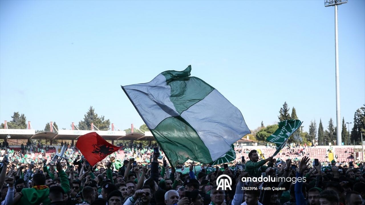 Bursaspor tarih yazdı: Şampiyonluk kutlamaları sokaklara taştı!