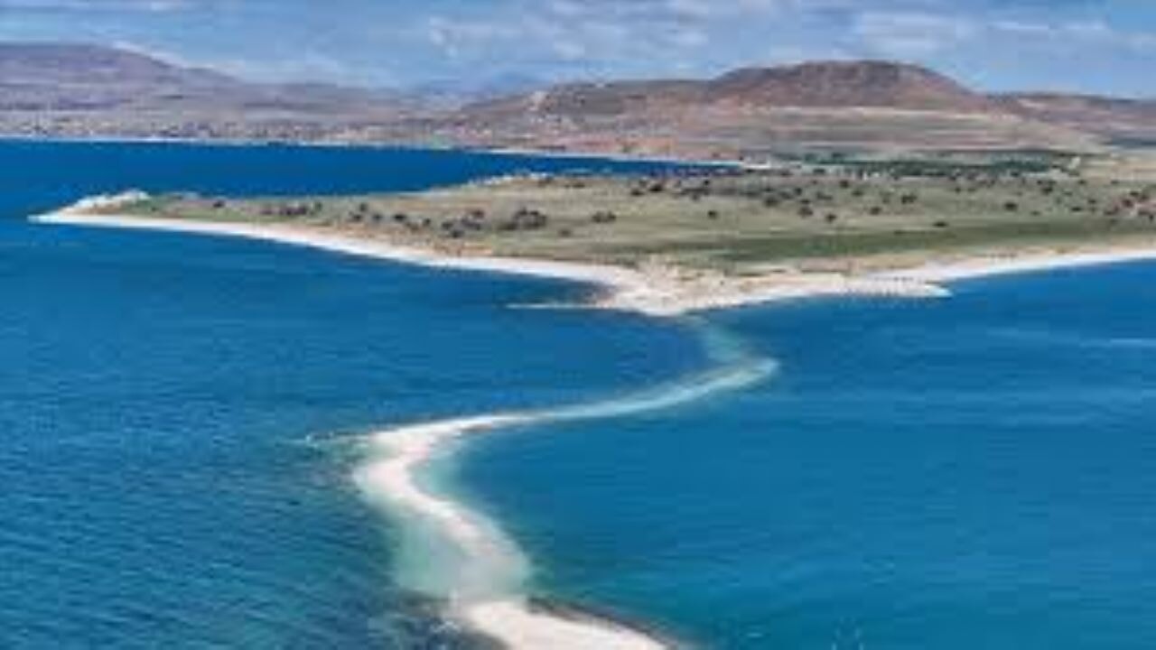 Van Gölü çekildikçe Çarpanak Adası'na giden antik yol ortaya çıkıyor