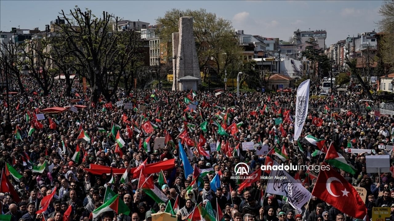 İstanbul Gazze için ayakta: 'Ayağa kalk' çağrısı yankılandı