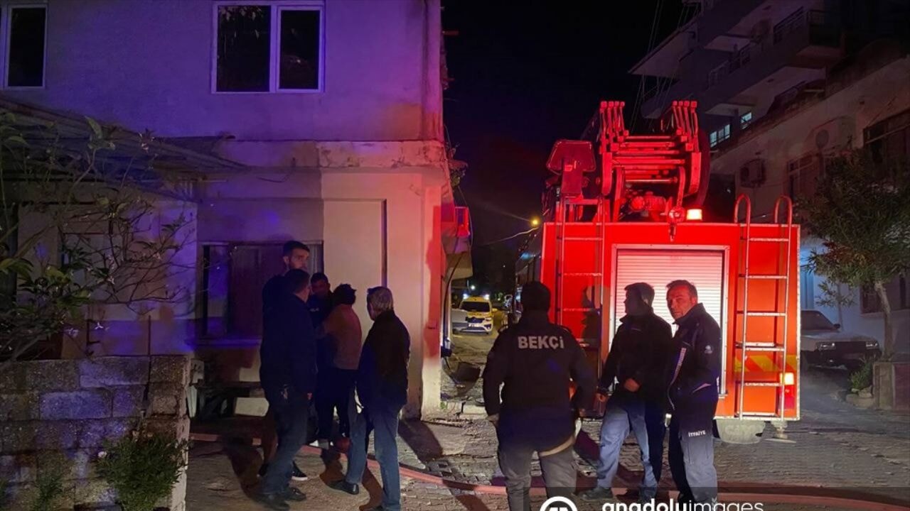 Antalya Serik'te cinnet gecesi: Evini yaktı, mahalle tahliye edildi