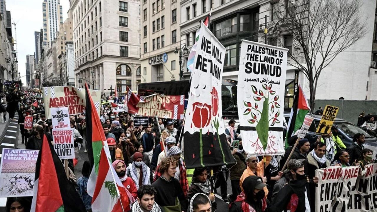 Yahudi aktivistler New York'taki ICE binası önünde Filistin'e destek gösterisi düzenledi