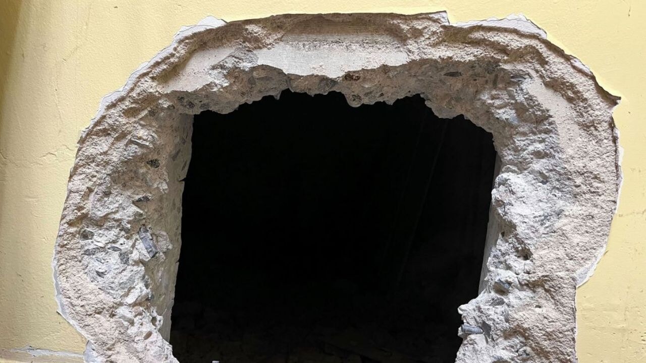 Duvarı delerek girdi, en az 10 milyon dolarlık takı çaldı