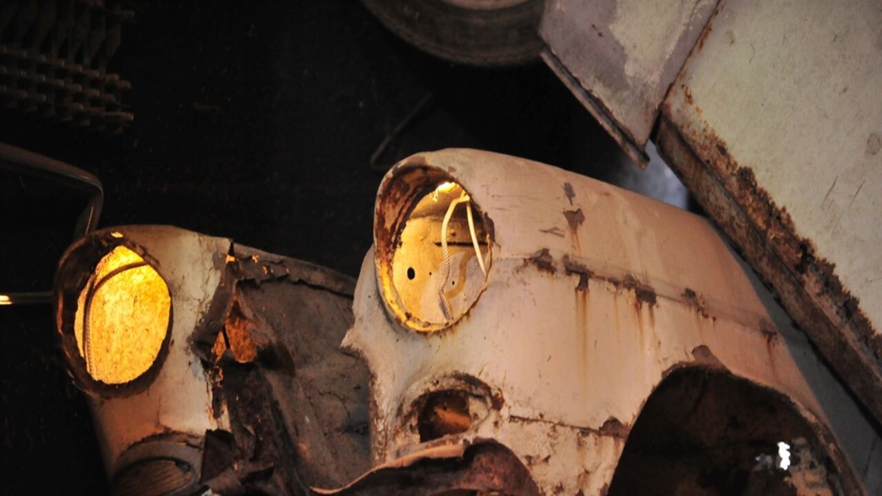 4 katlı evinin zemin katını 'araç mezarlığı' yaptı