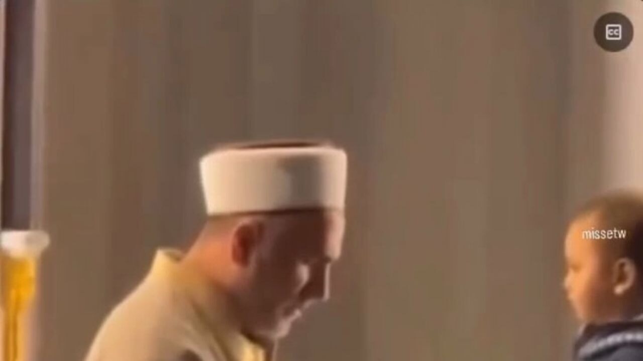 Camide ona sessiz ol demişler diye imamı susturmaya çalışıyor