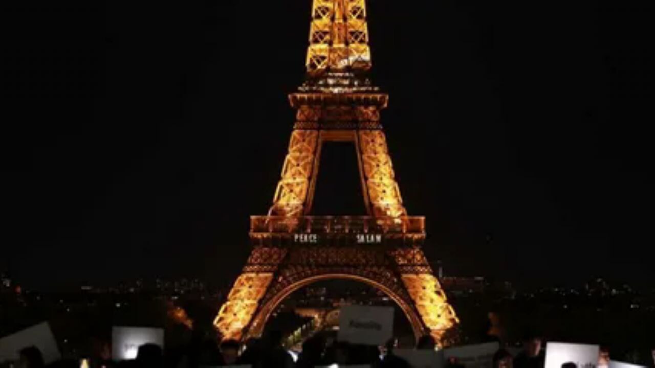 Eyfel Kulesi, Gazze için 'Barış' mesajıyla aydınlatıldı