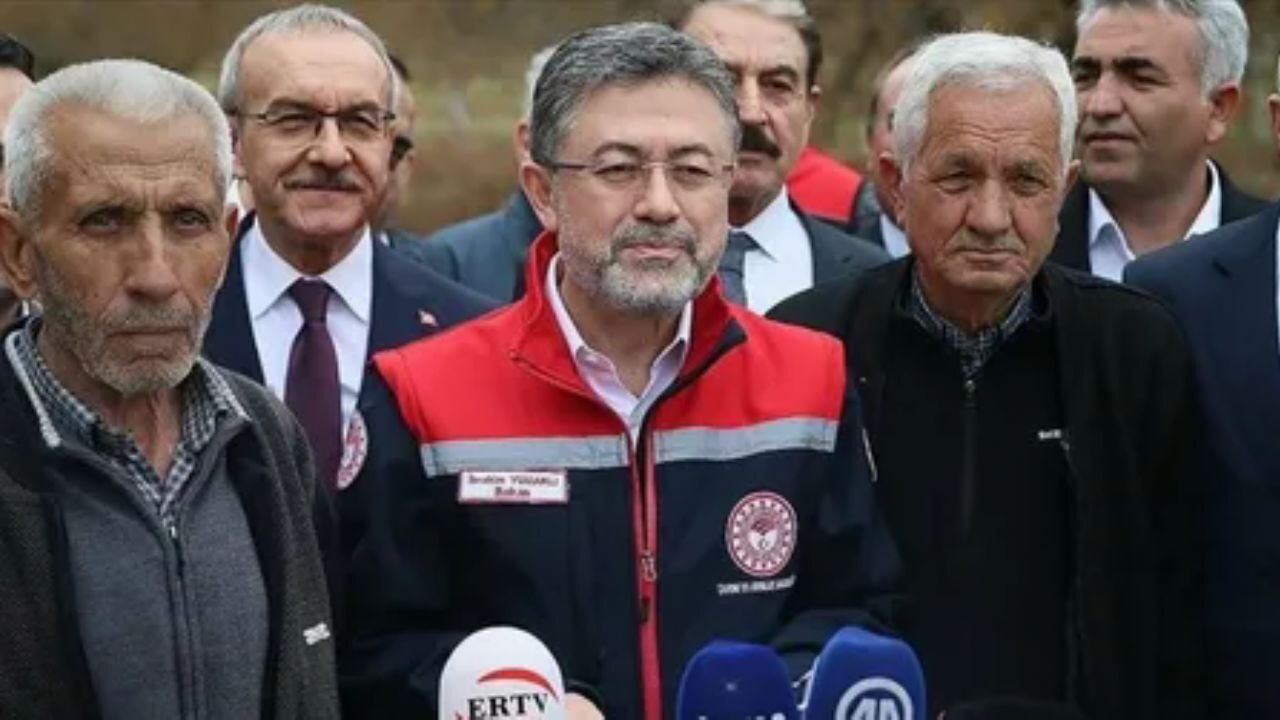 Tarım ve Orman Bakanı Yumaklı, zirai dondan etkilenen kayısı bahçesinde inceleme yaptı