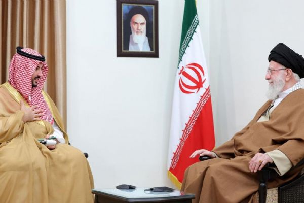 Suudi Arabistan'dan İran'a üst düzey ziyaret! Kral Selman'ın mektubunu sundu