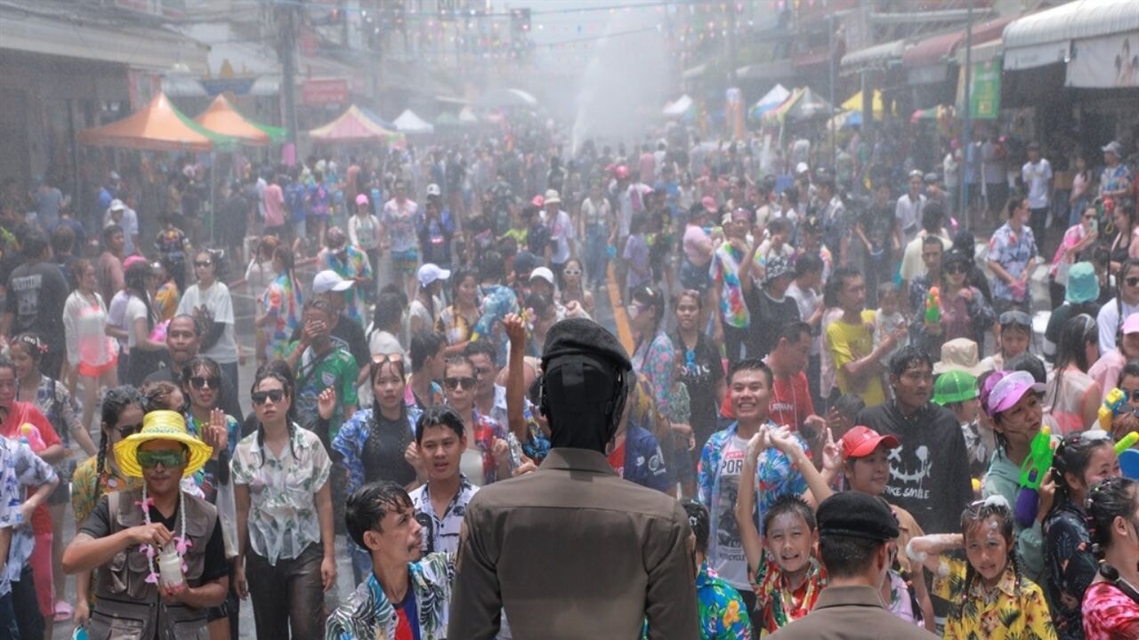 Yapay zeka destekli ilk robot polis tanıtıldı