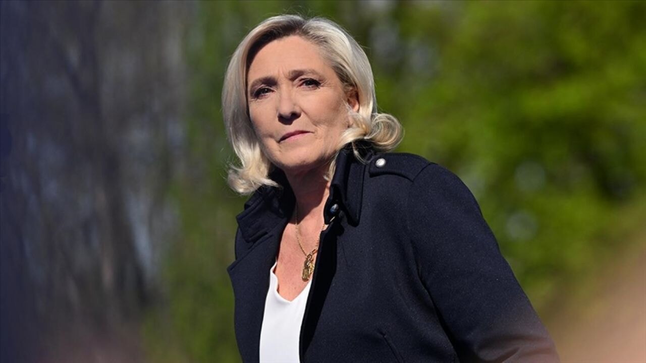 Le Pen, il meclis üyeliğinden men edildi