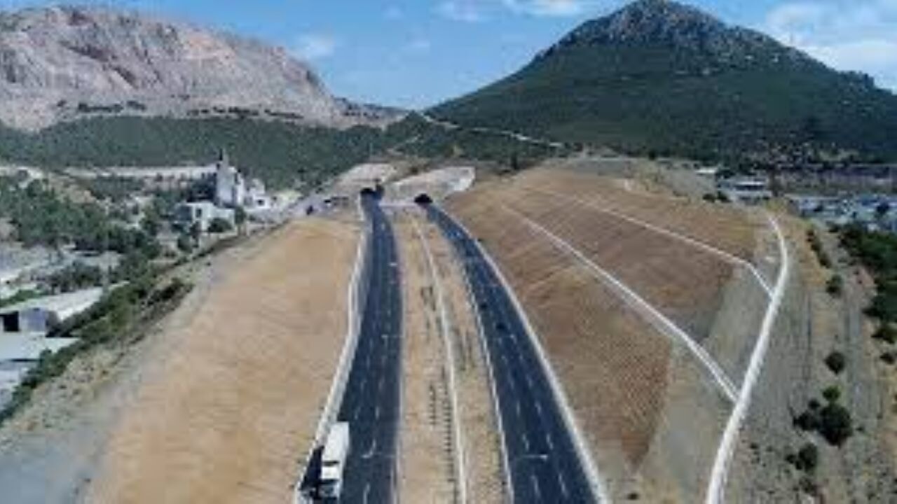 Karayollarında alarm: Hangi yollar kapalı, hangi yönler değişti?