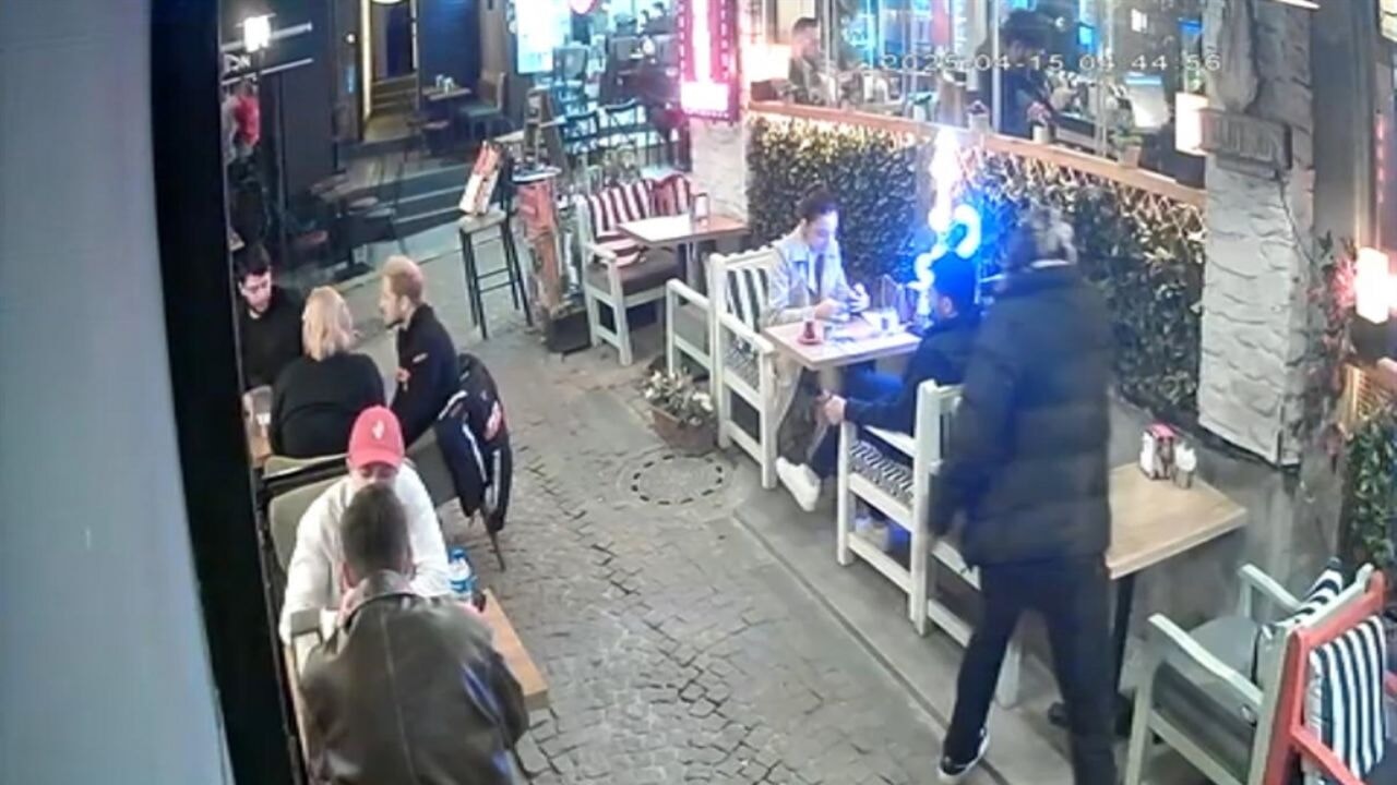 Kafede eşi yanındayken ensesine ateş edildi