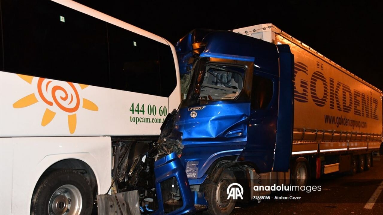 Bilecik'te dehşet anları!  Tır tur otobüsünü biçti!