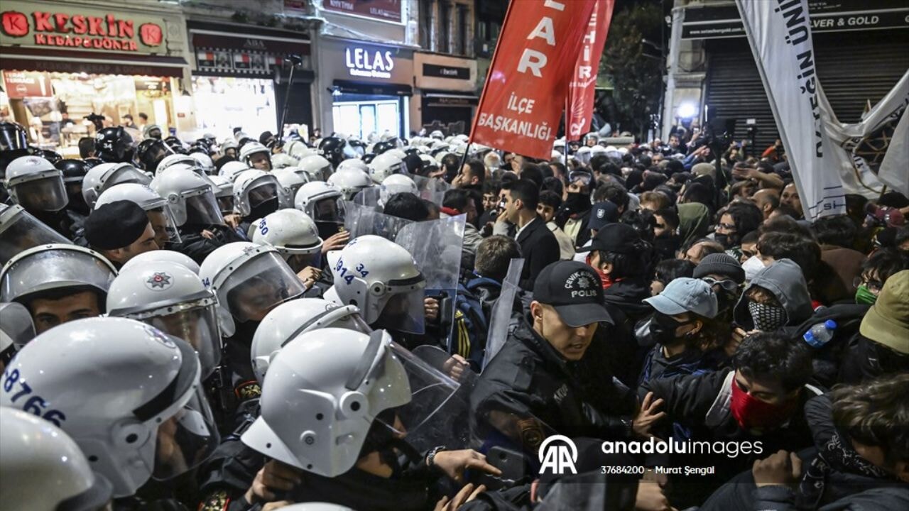 İstanbul'da izinsiz gösteri gerginliği: CHP ile polis karşı karşıya