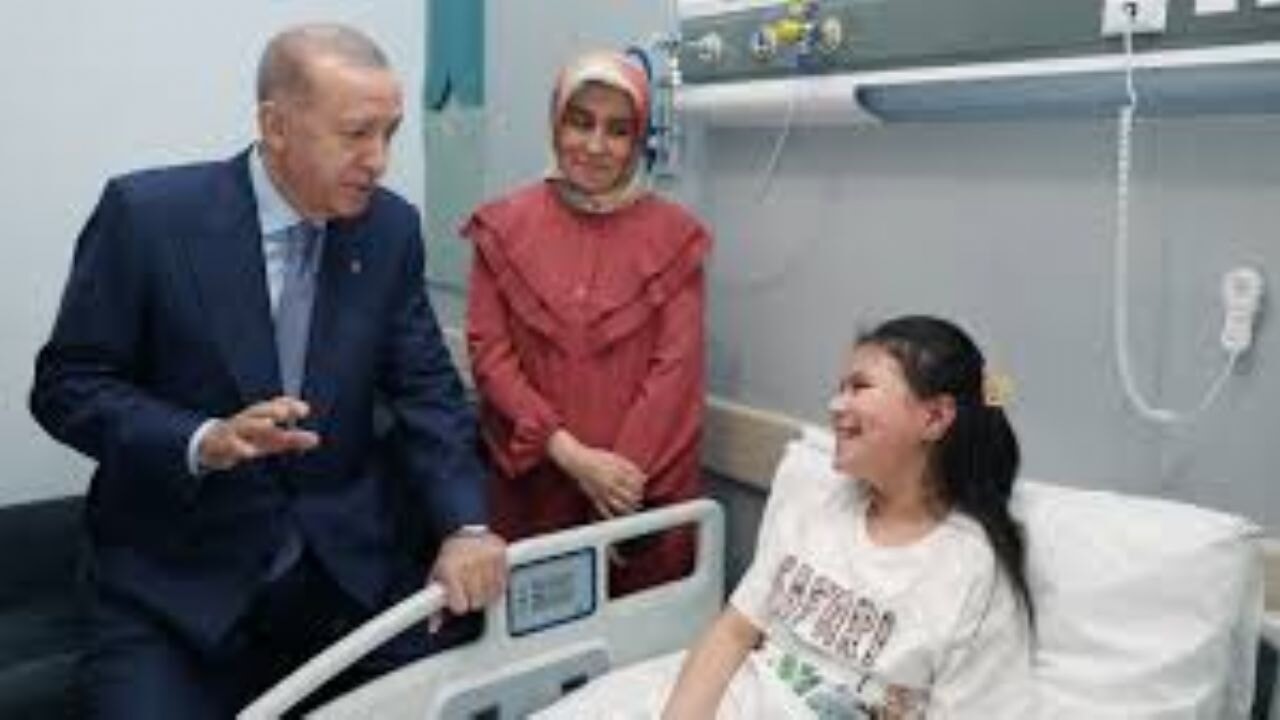 Cumhurbaşkanı Erdoğan, Bağcılar Kadın Doğum ve Çocuk Hastalıkları Hastanesi'ndeki hastaları ziyaret etti