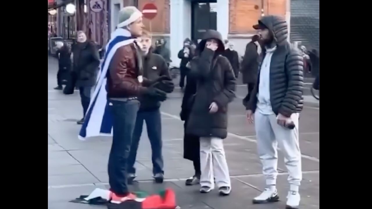 Filistin bayrağının üzerine basan kişi bir anda kendini yerde buldu