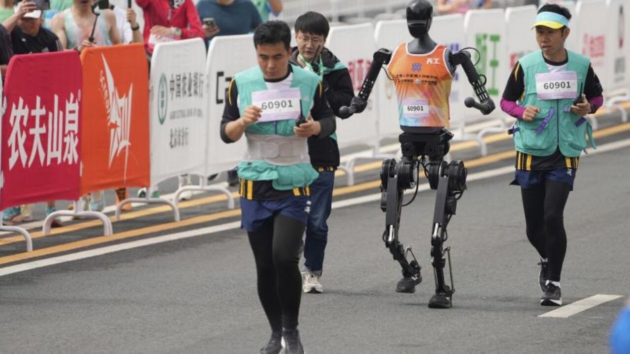 Çin'de tarihi yarı maratonda insansı robotlar ilk kez insanlarla birlikte yarıştı