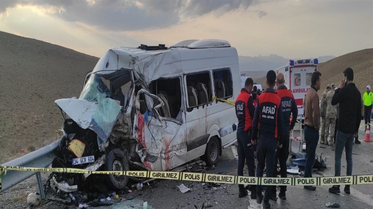Van'da minibüsle kamyonet çarpıştı: 7 ölü, 12 yaralı