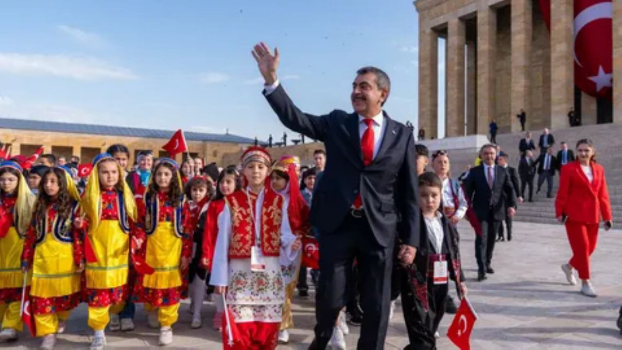 Bakan Tekin 23 Nisan Ulusal Egemenlik ve Çocuk Bayramı dolayısıyla Anıtkabir'i ziyaret etti