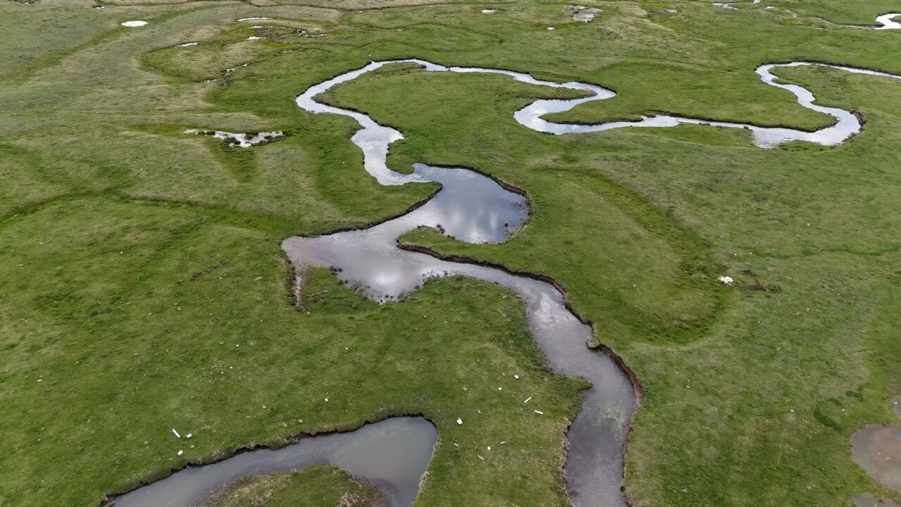 Köroğlu Dağları'nın eteklerinde süzülen menderesler