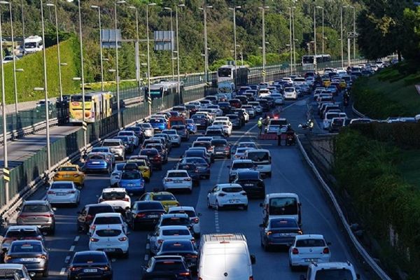 İstanbul'da art arda deprem! Trafik yoğunluğu yüzde 76'ya çıktı