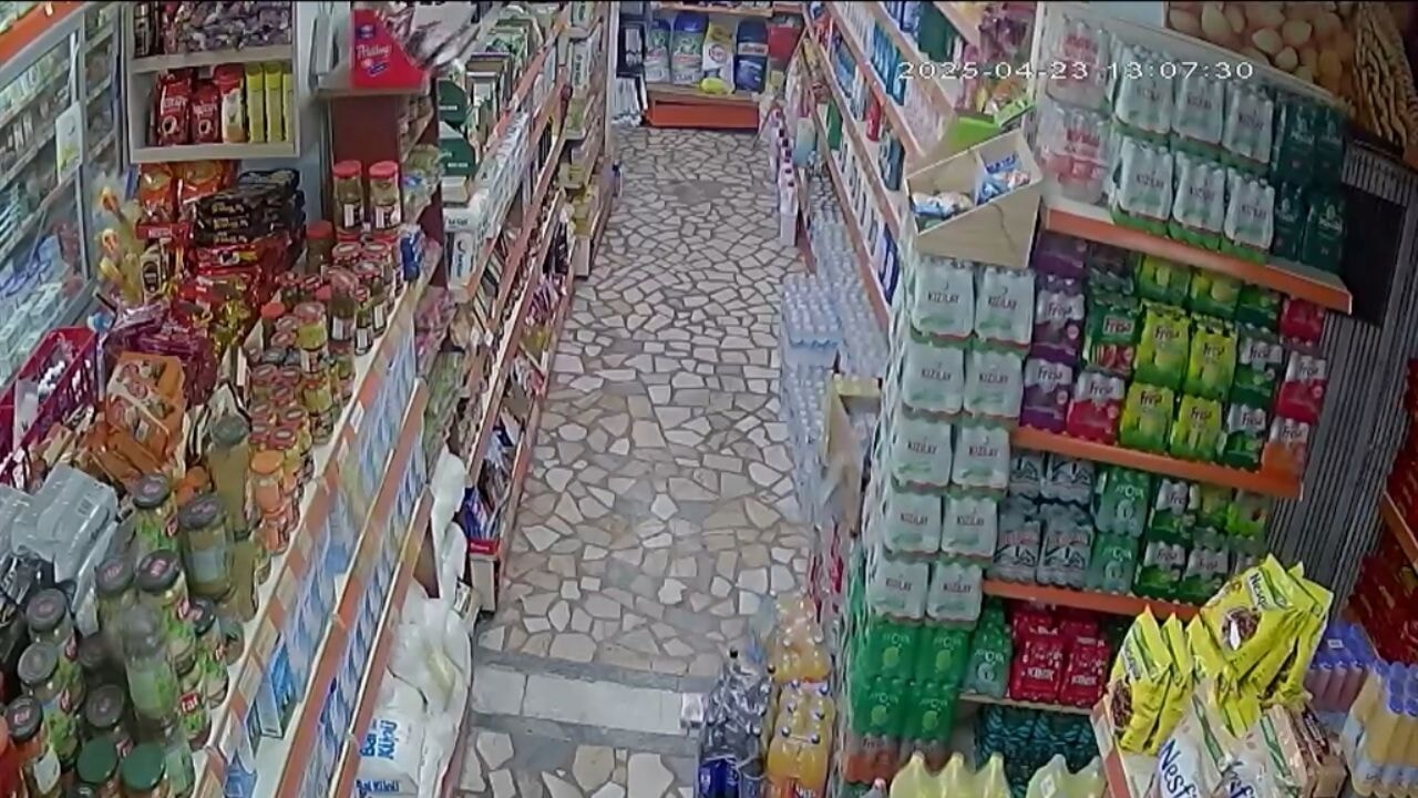 İstanbul'daki 6,2'lik deprem anı güvenlik kameralarında