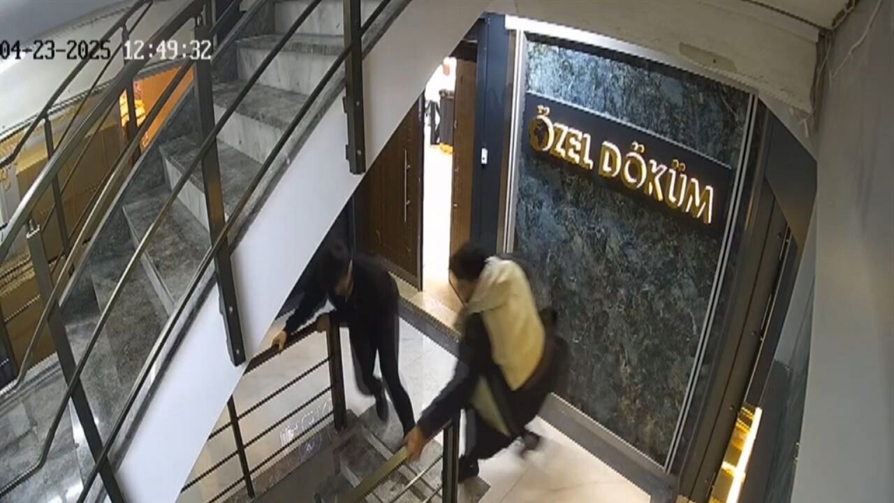 İstanbul'da deprem sırasında binalardan panikle çıkış anları...