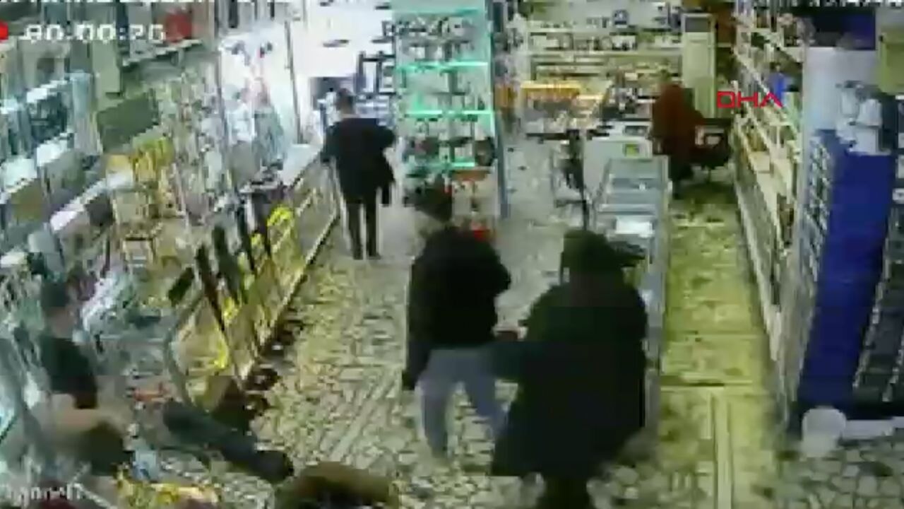 İstanbul'daki 6,2'lik depremde işyerlerinden panikle çıkış anları