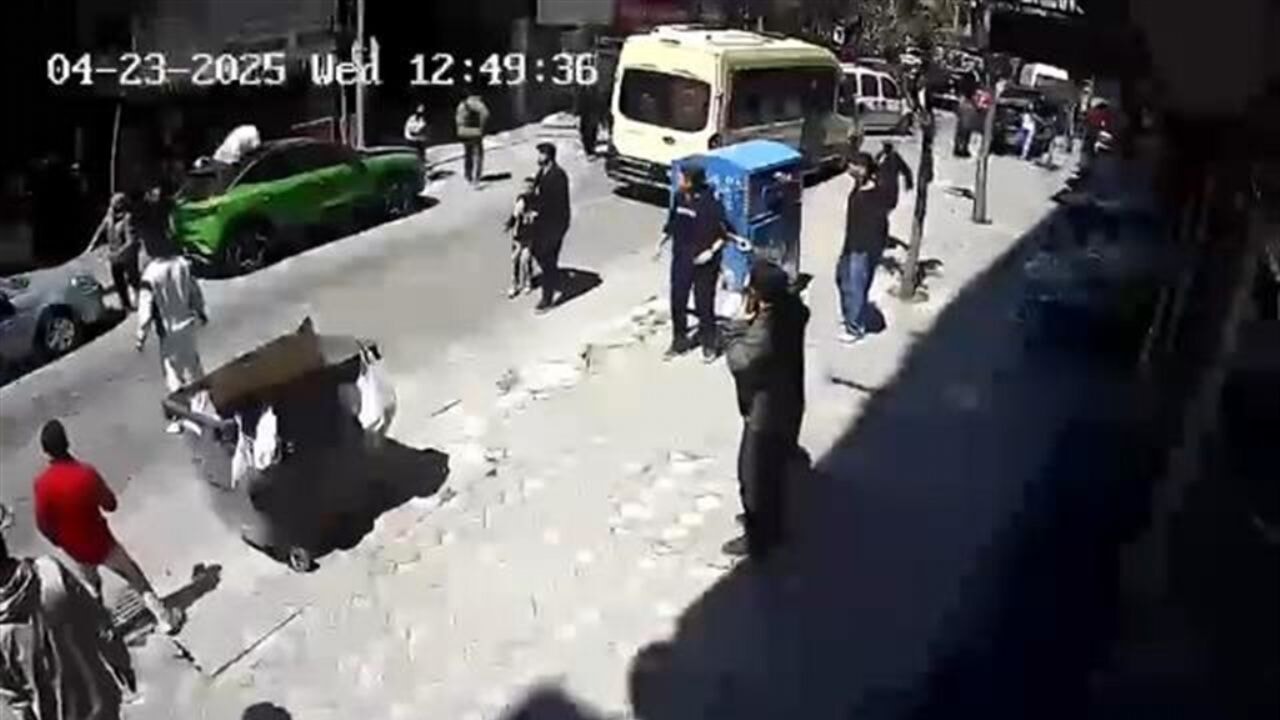 Deprem anında binanın 3'üncü katından atladı