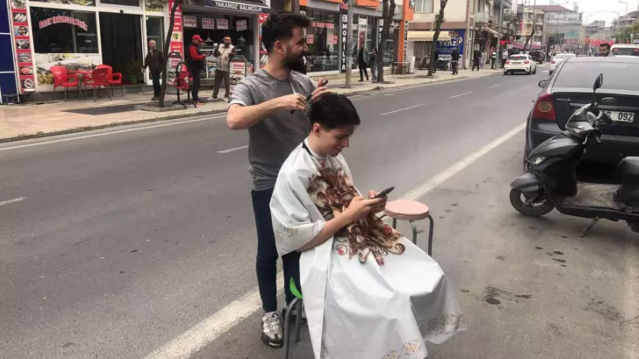 Deprem nedeniyle yarım kalan tıraşı dışarıda bitirdi