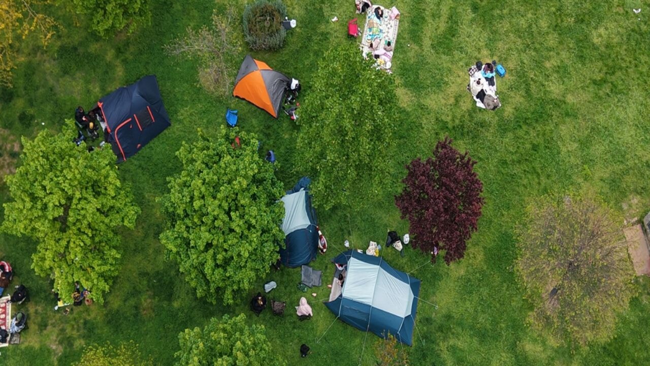 Kağıthane Hasbahçe mesire alanında çadır kurdular