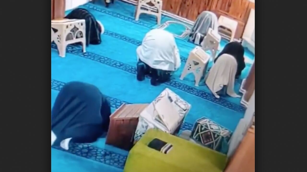 Deprem anında secdeye kapandılar