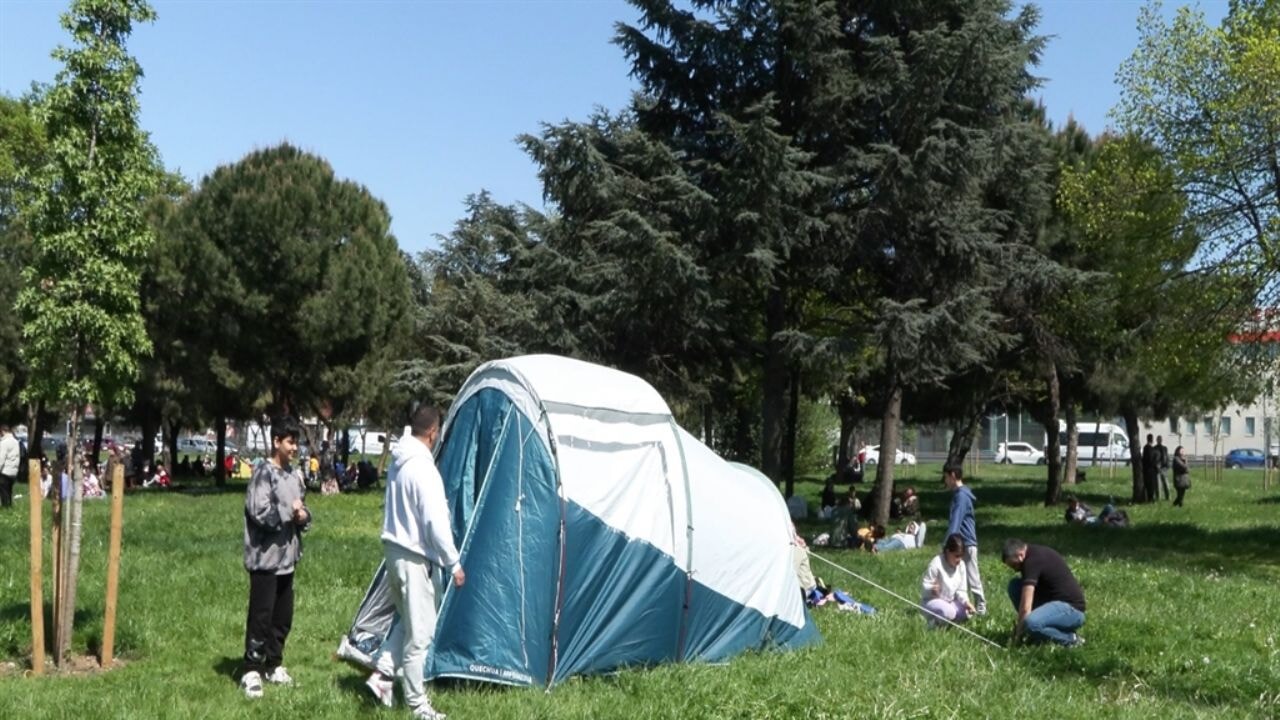 İstanbul'da evlerine dönmekten çekinenler çadır kuruyor