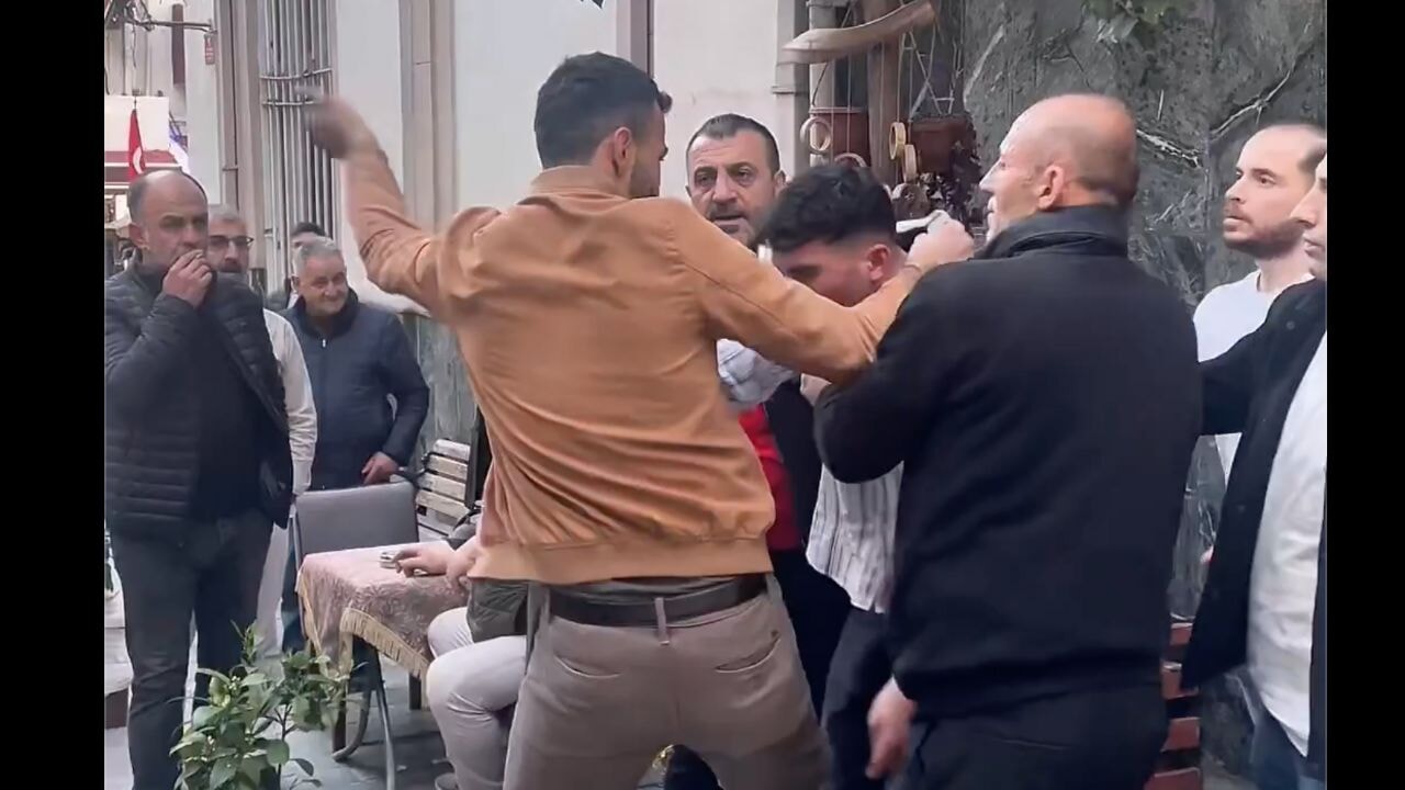 Hırsızlık yaptığı iddia edilen kişiyi küfür ederek döverken görüntülendi