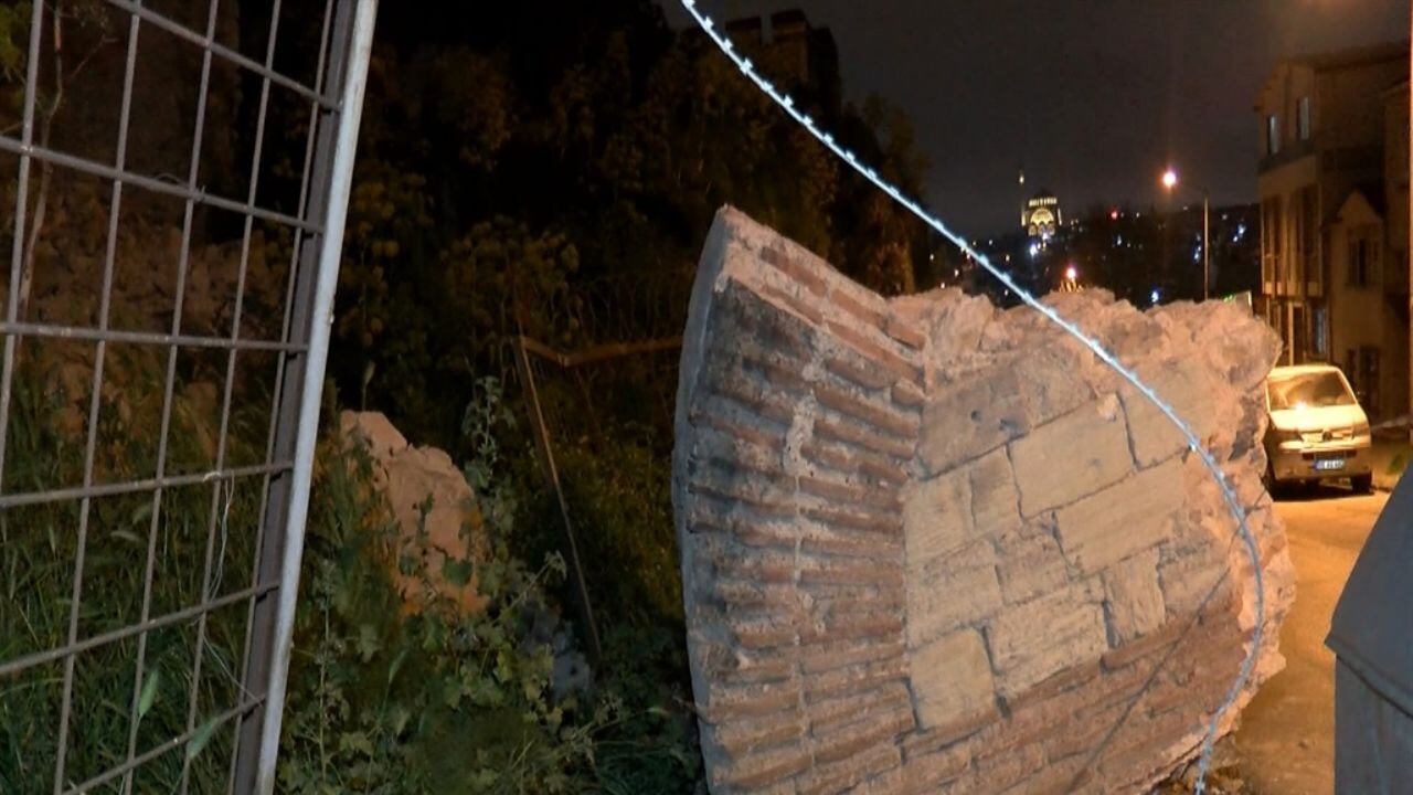 Deprem sonrasında Fatih Surları'ndan kopan dev parça yola düştü