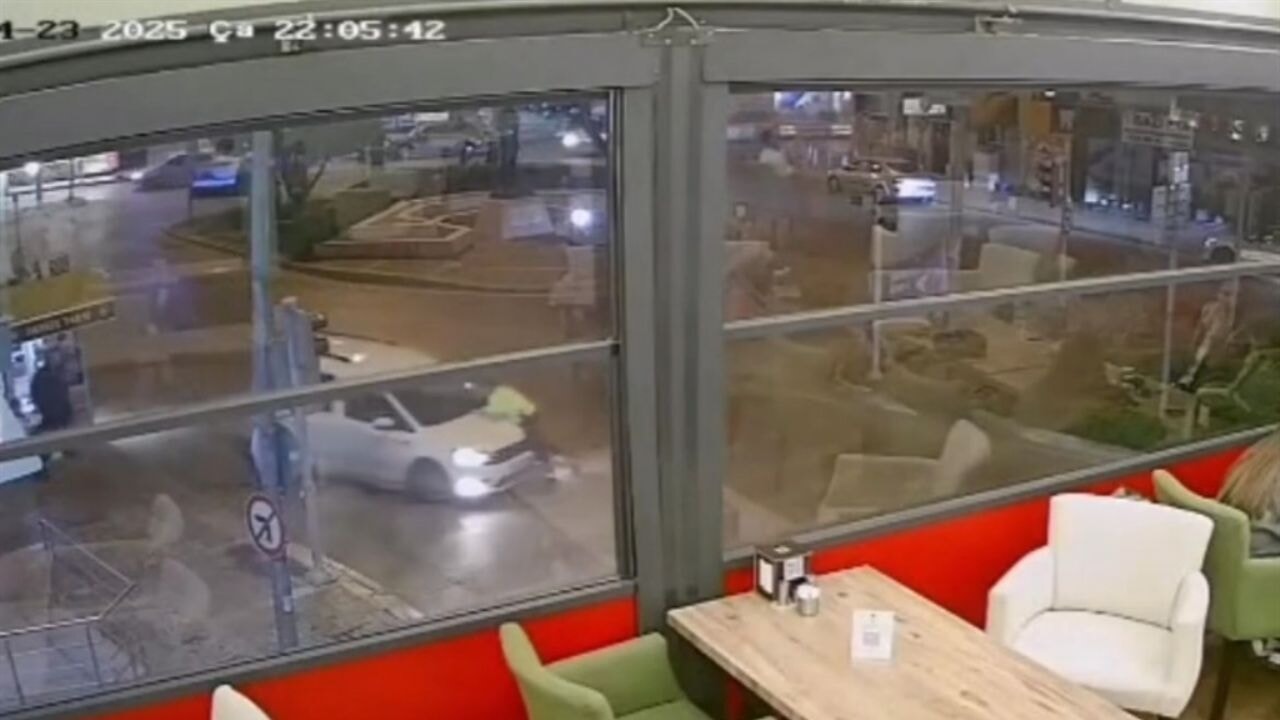 Polis memurunu aracın kaputunda sürükledi