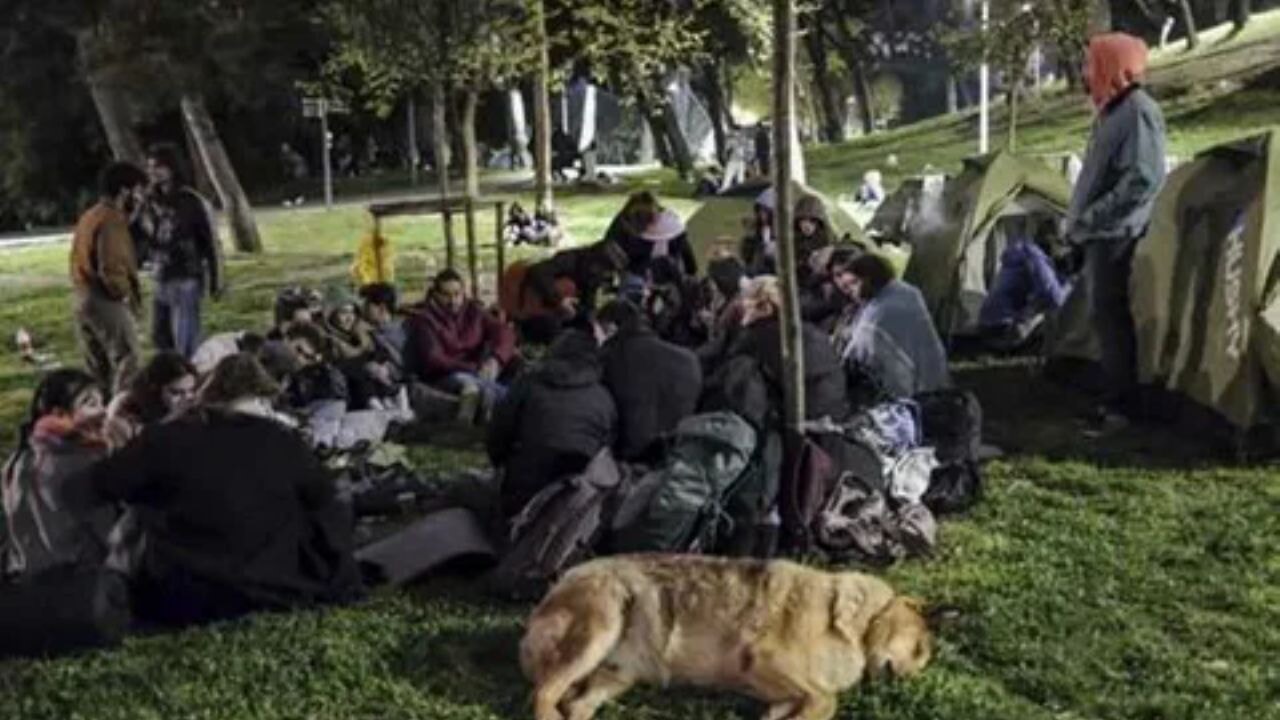 İstanbullular 6,2 büyüklüğündeki depremin ardından açık alanlardaki bekleyişlerini sürdürüyor