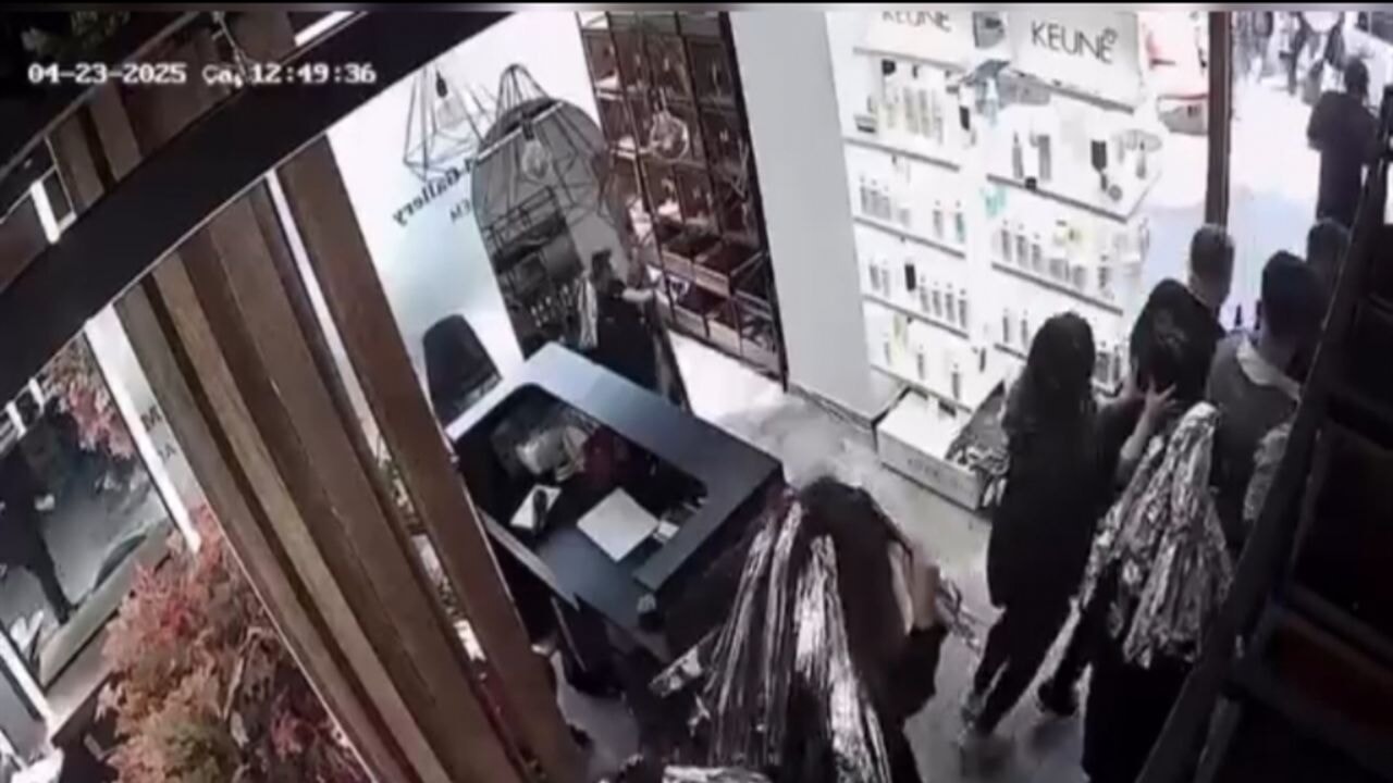 Kadınların kuaförde depreme yakalandığı an: 'Yerden vurdu'