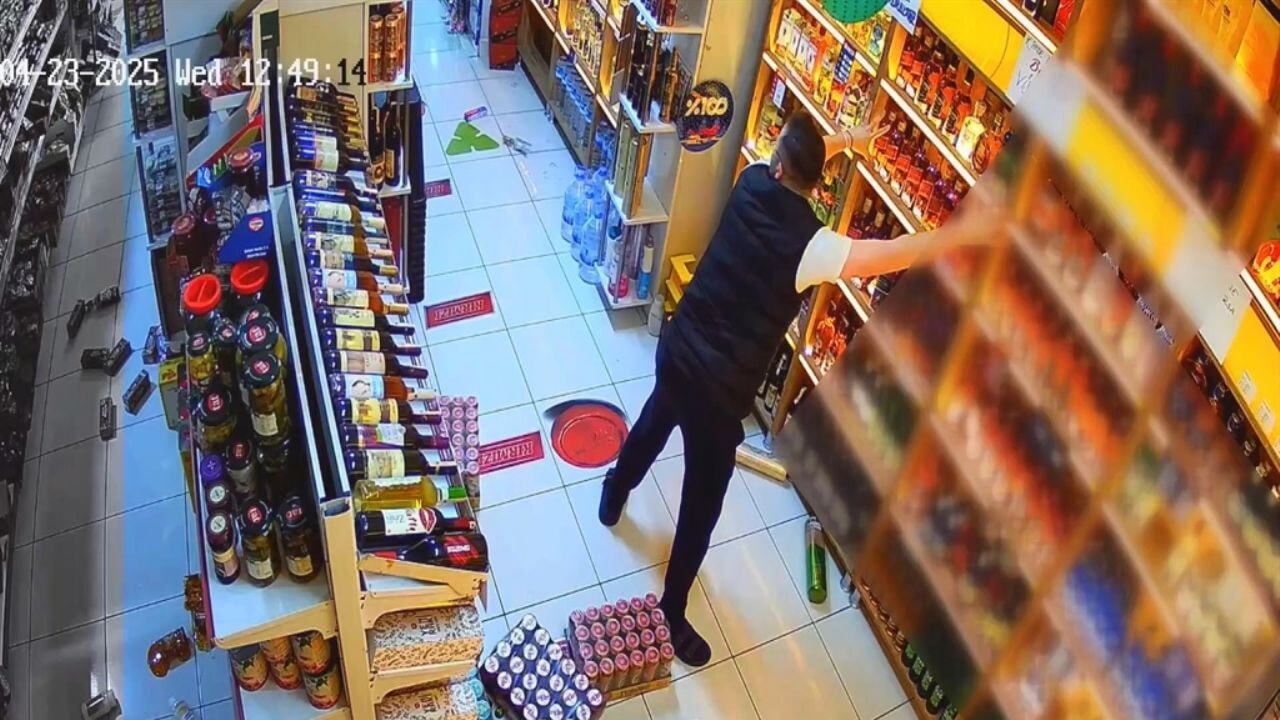 Depremden kaçmadı, dükkandaki malları kucakladı