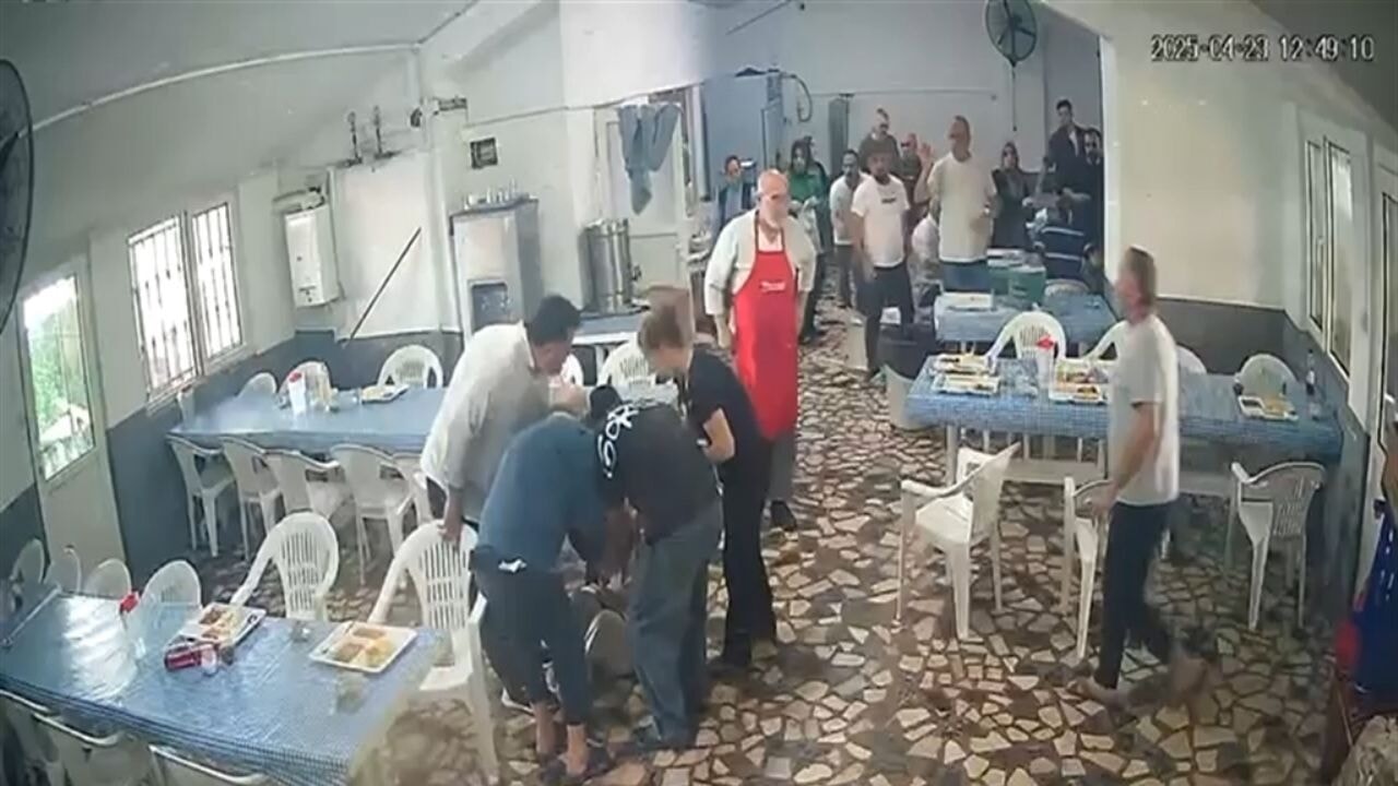 Deprem anında biri bayıldı, diğeri yemek yemeye devam etti