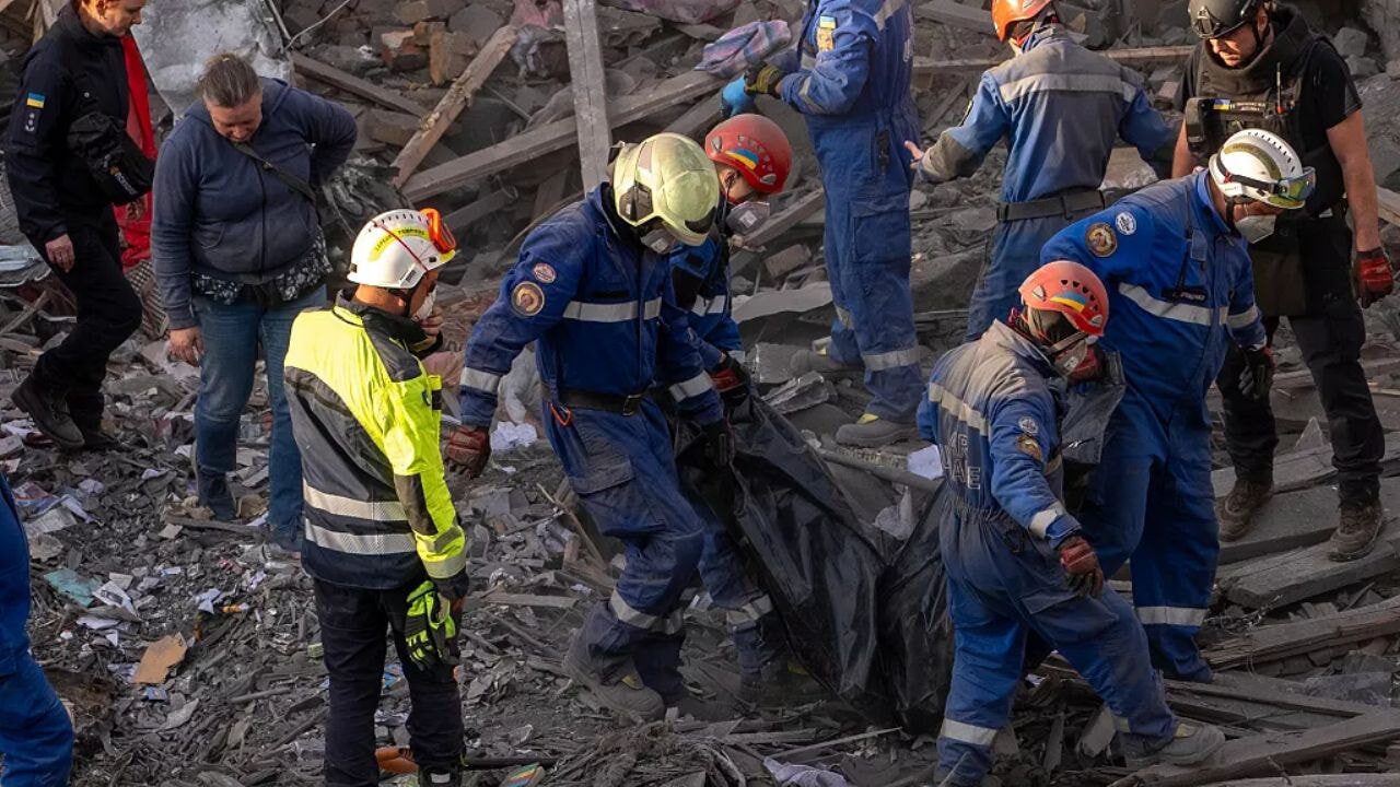 Kiev'e füze yağdı, Zelenskiy Afrika'dan döndü