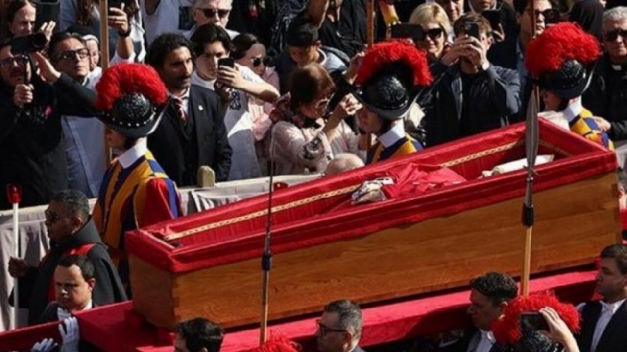 Rusya'nın Vatikan'a mesajı, cenazeye üst düzey katılım