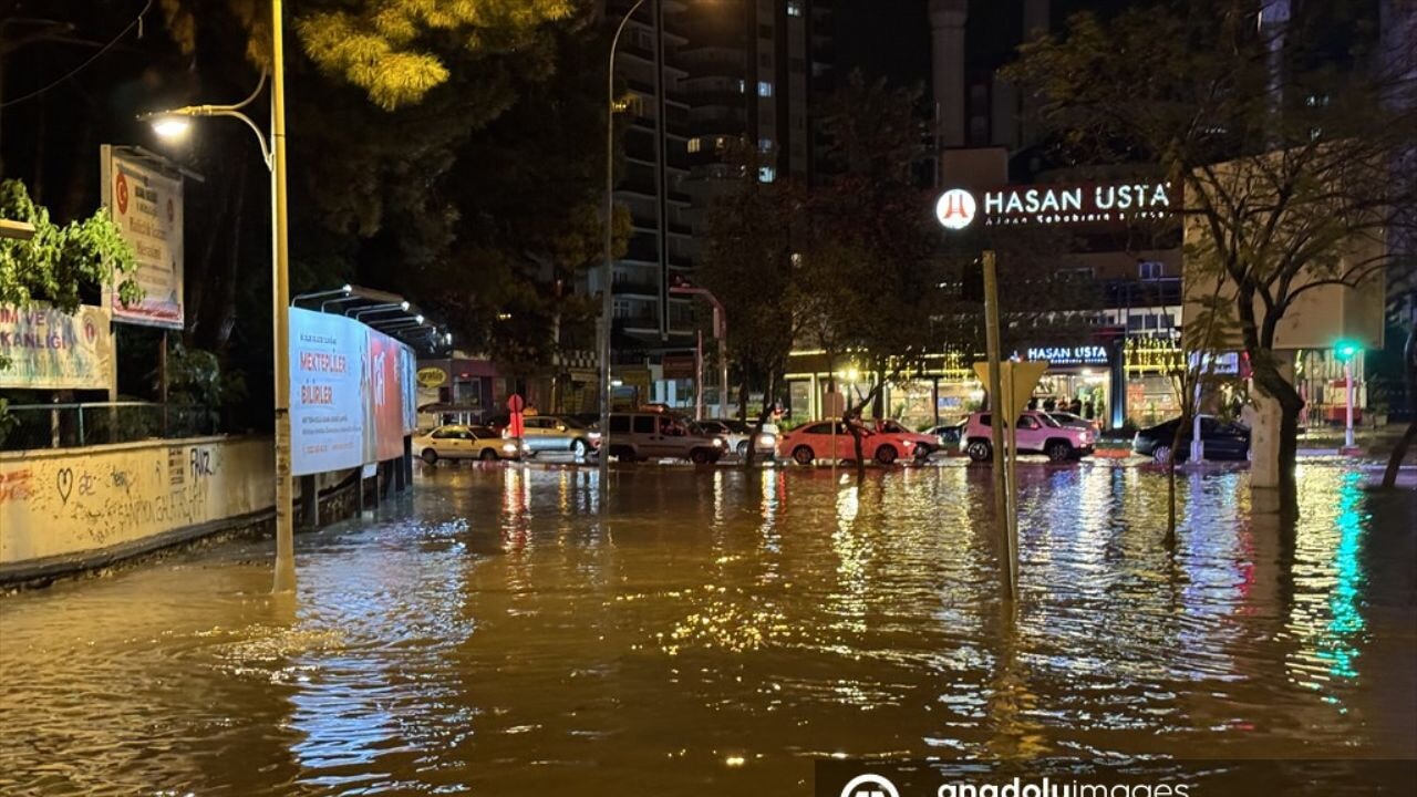 Şiddetli yağmur Adana'yı vurdu: Araçlar suya gömüldü